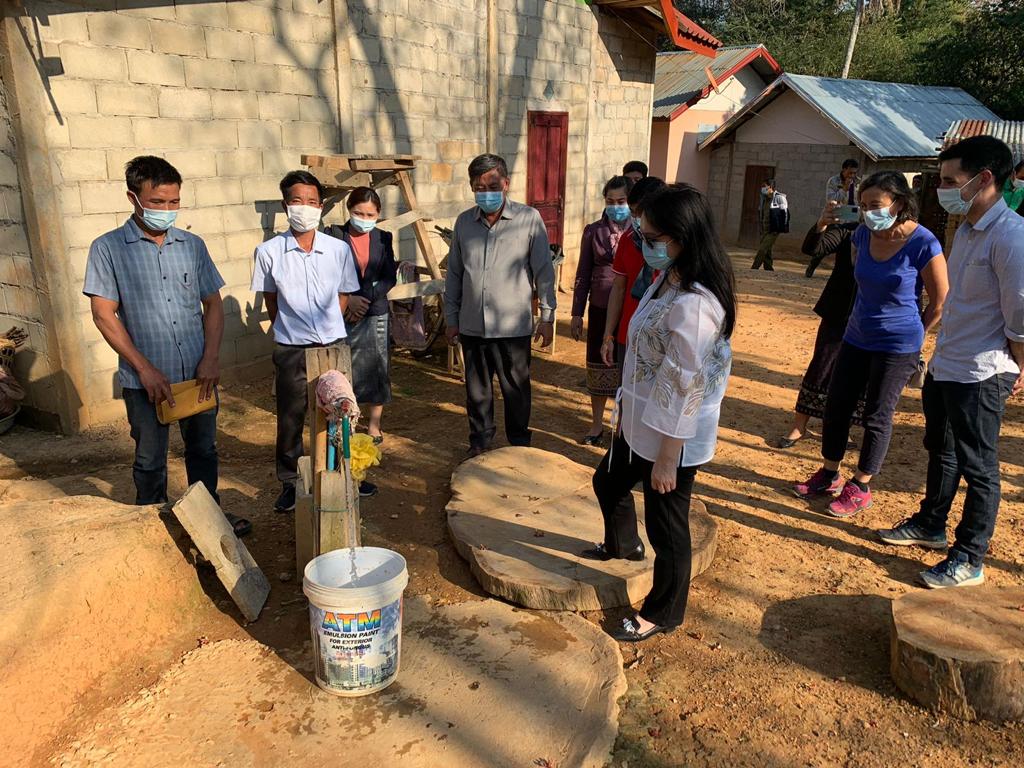 Visite de l’Ambassadrice de France au Laos du projet DEAR Water mené par Confluence dans la province de Luang Prabang